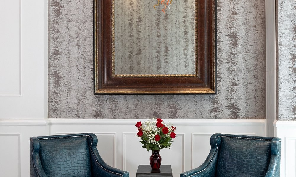 A seating nook at Broadway Plaza Hotel