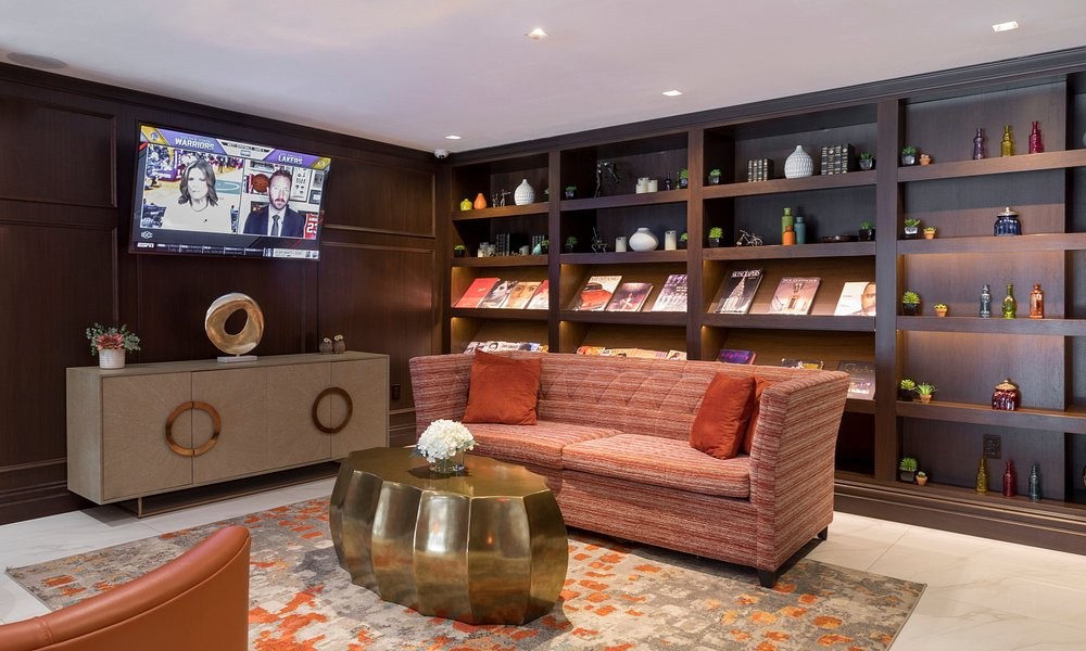 A lounge at Broadway Plaza Hotel with built-in shelving