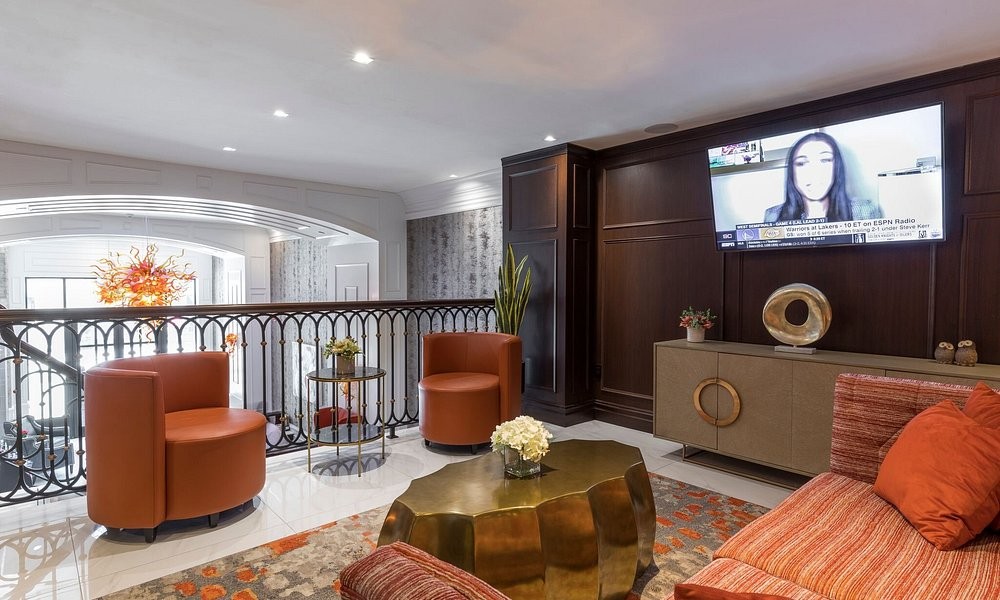 The mezzanine lounge at Broadway Plaza Hotel
