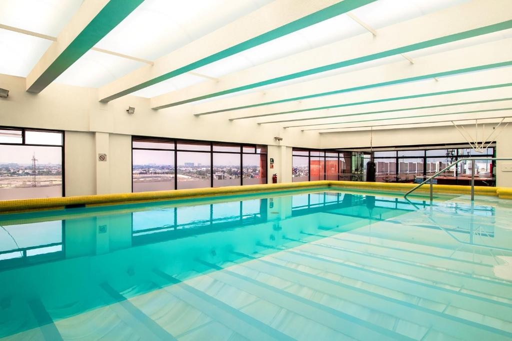 The indoor pool at Camino Real Aeropuerto