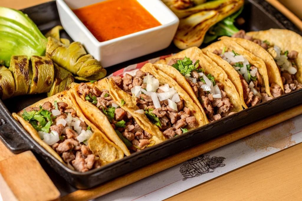 A tray of tacos al pastor at Camino Real Aeropuerto