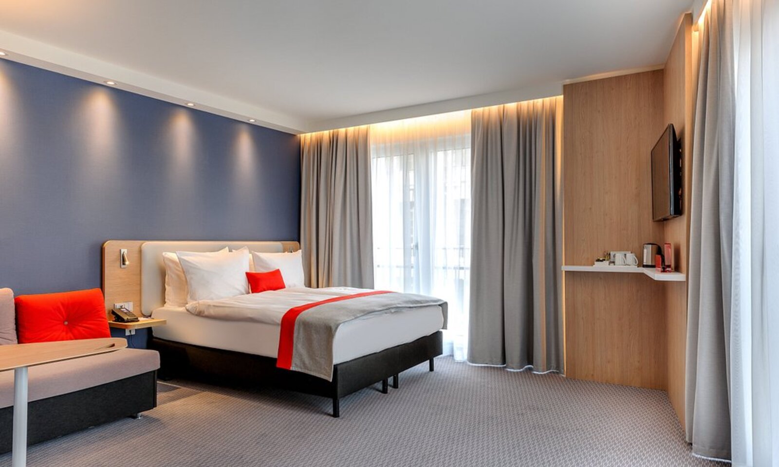 Guest room at Holiday Inn Express Berlin – Alexanderplatz