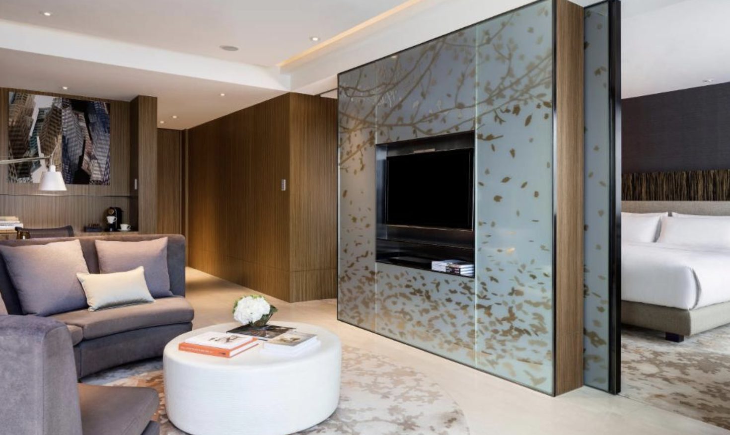 A suite with its gilded, leaf-patterned glass partition