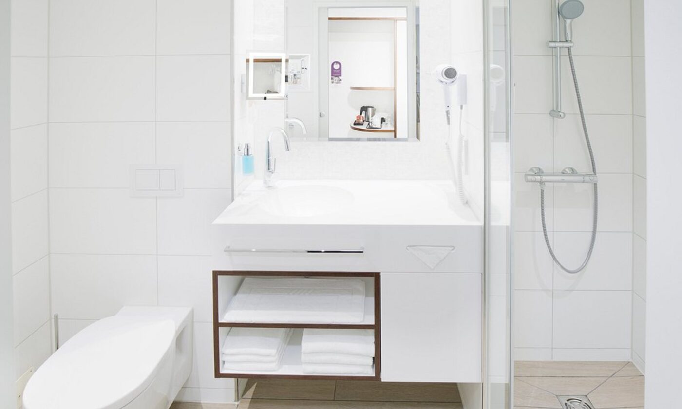 A bathroom at MOA Berlin with walk-in shower and vanity