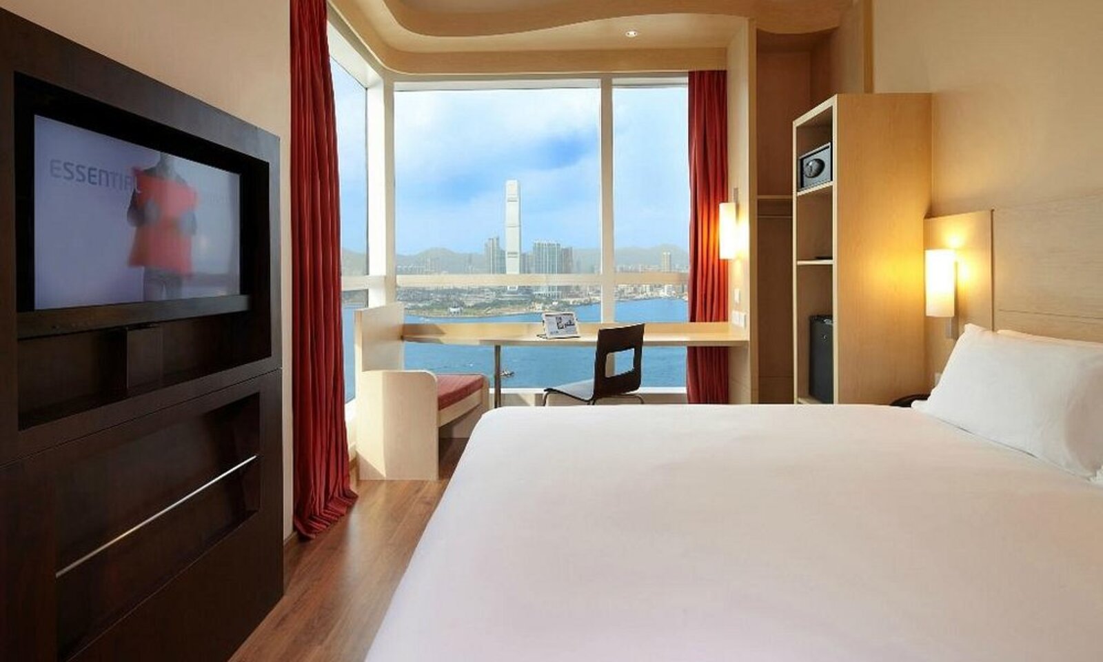 Lounge and bar area at Ibis Hong Kong Central & Sheung Wan
