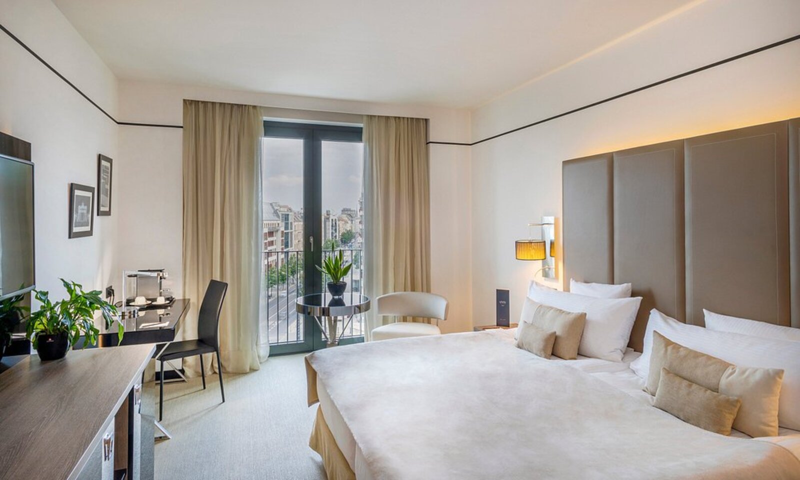 Bright guest room with balcony at Meliá Berlin